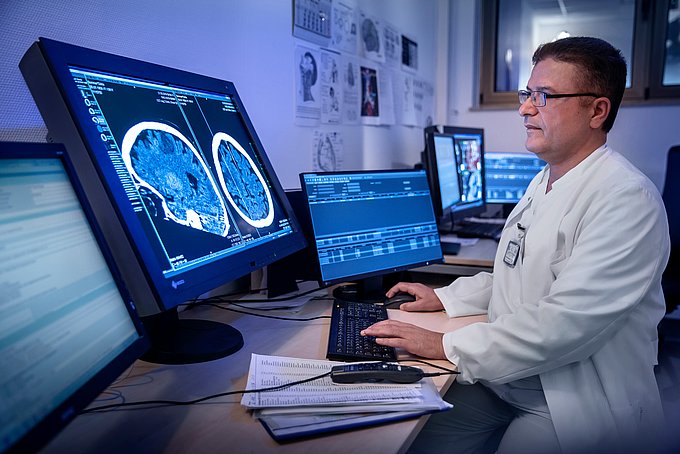 Dies ist ein Radiologe beim Auswerten von Bildern aus dem Kardio-CT.