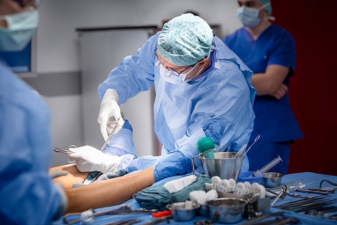 Dies ist ein chirurgischer Assistenzarzt während einer Bypass-Operation.