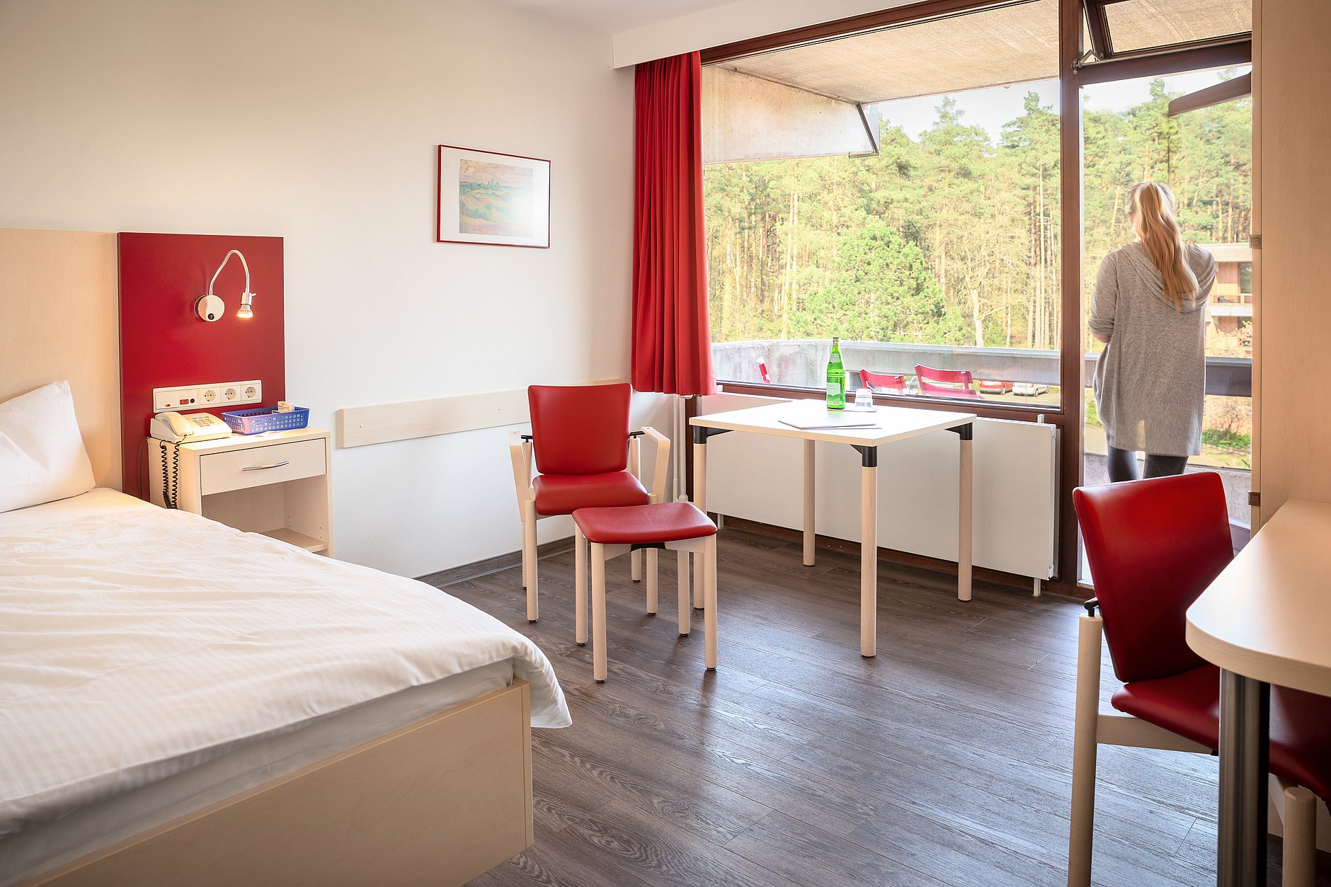 HGZ | Patientenzimmer Dies ist ein Patientenzimmer mit einem Balkon und Blick ins Grüne.