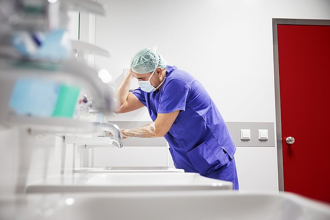 Dies ist ein Mitarbeiter bei gründlicher hygienischer Reinigung seiner Hände vor einer Operation.