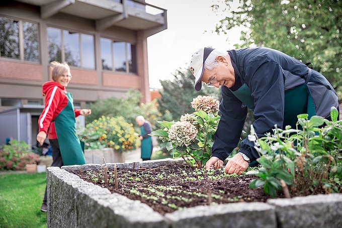 Dies sind Patienten beim Gärtnern im Herzgarten des HGZ.