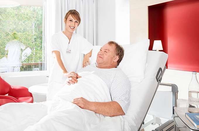 Dies sind ein zufriedener Patient und eine freundliche Pflegerin des HGZ.