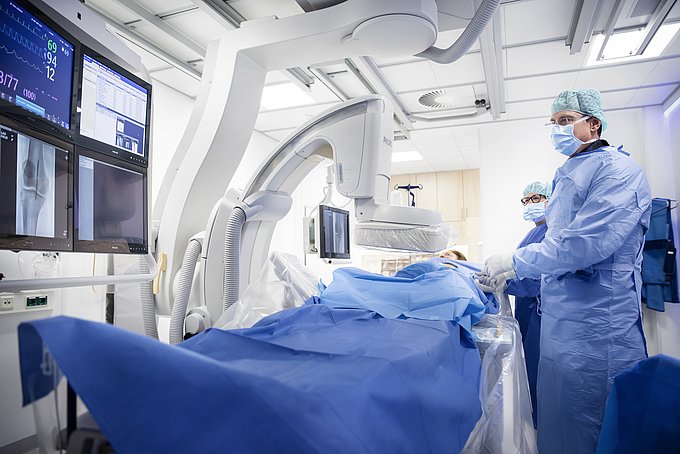 Dies ist der Chefarzt der Klinik für Radiologie, Dr. Wulf Euringer, bei einer radiologischen Untersuchung an der DSA-Anlage.