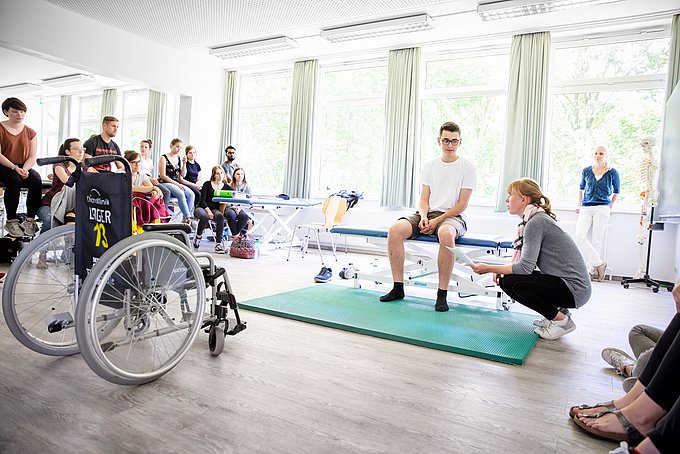 Dies ist eine praktische Unterrichtsstunde mit den Schülern der Physiotherapieschule der Diana Gruppe am HGZ.