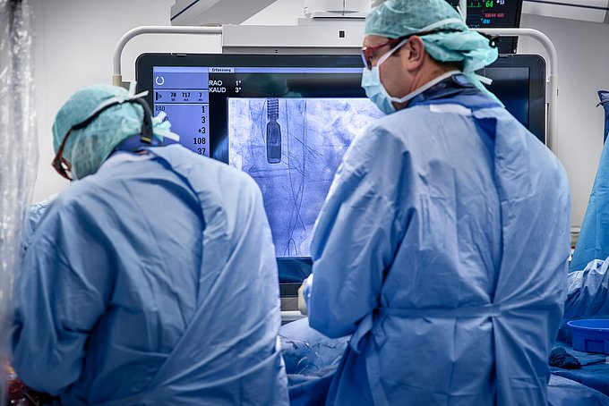 Dies ist das Herz-Team des HGZ bei einem schonenden Aortenklappenersatz-Verfahren, kurz TAVI genannt.