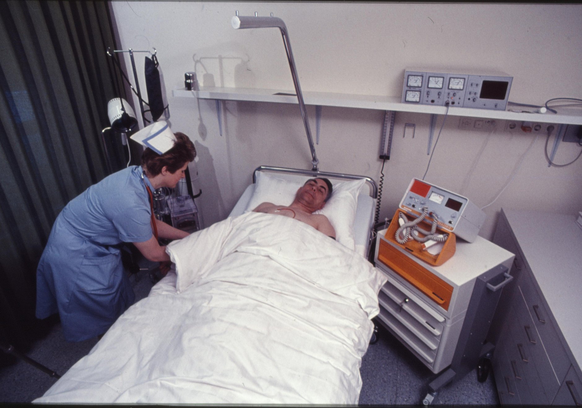 HGZ | Erstes Intensivbett 1976 Dies ist das erste Intensivbett des HGZ 1976.