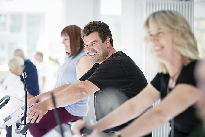 Dies sind Patienten auf Trainingsfahrrädern im Ergometerraum des HGZ Bad Bevensen.