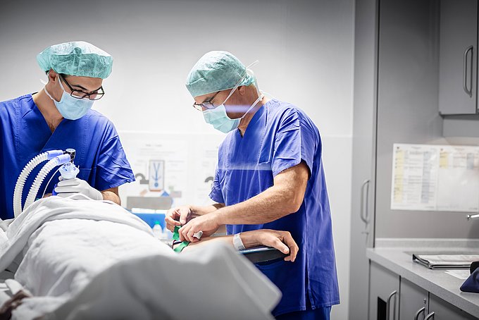 Dies sind zwei Anästhesisten während einer Narkose-Einleitung bei einem Patienten vor einer Operation.