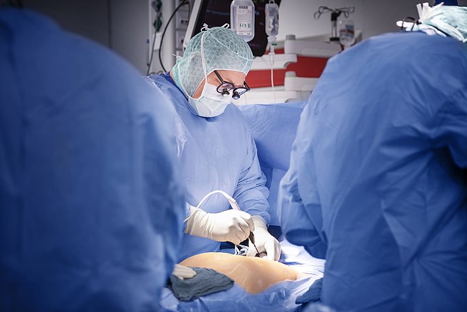 Dies zeigt einen Herzchirurgen während eines chirurgischen Eingriffs.