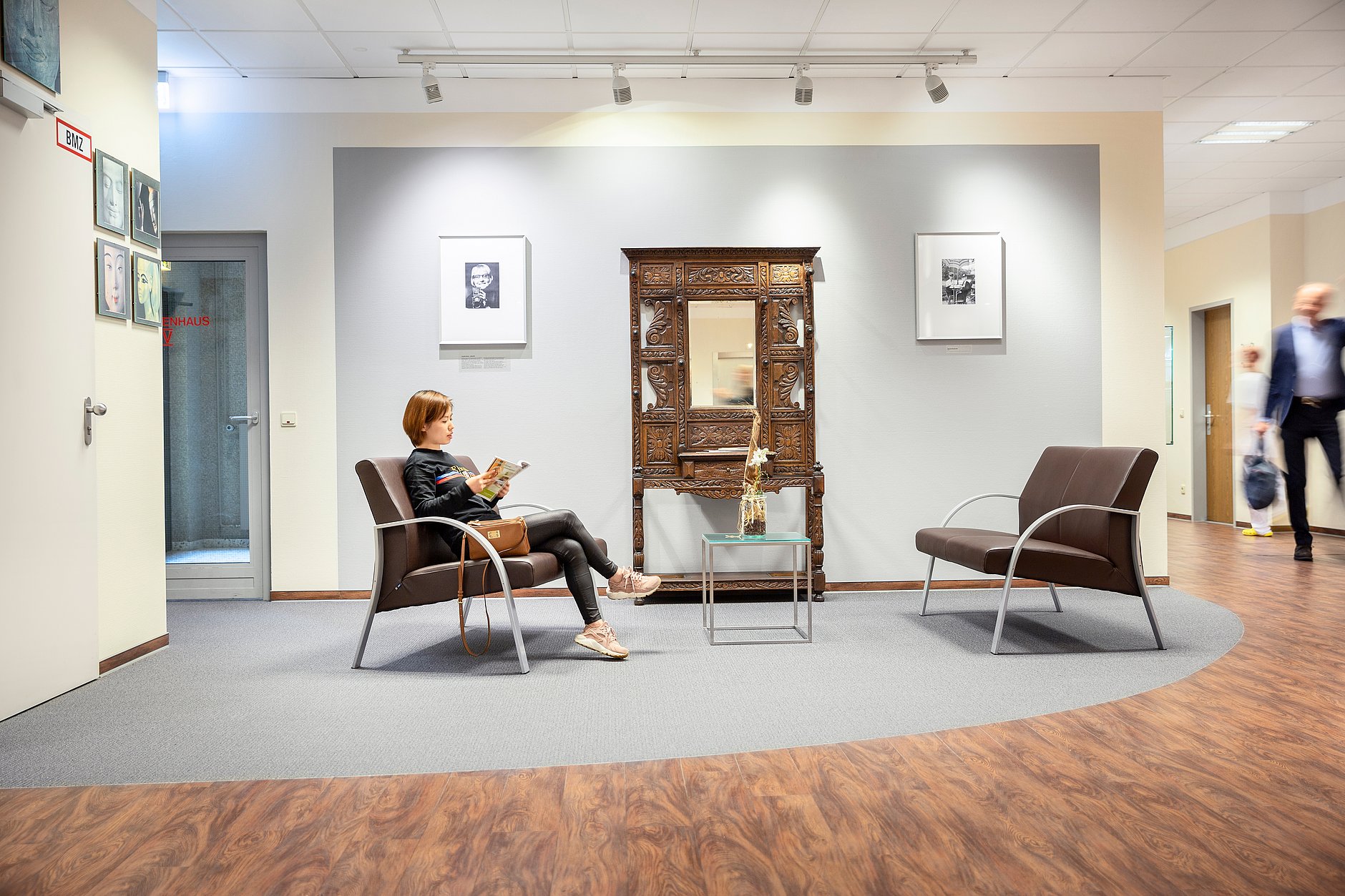 HGZ | Wartebereich Eingang Dies ist der Wartebereich in der Empfangshalle des HGZ.