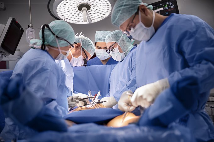 Dies sind Ärzte bei einer Herz-Operation.