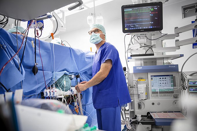 Dies ist Dr. Aiman Alken, Chefarzt der Klinik für Anästhesiologie und Intensivmedizin und stellvertretender Ärztlicher Direktor, während einer Operation.