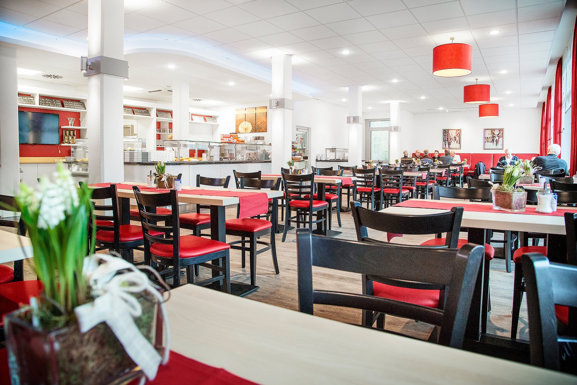 HGZ | Cafeteria Dies ist die helle und freundliche Cafeteria des HGZ.