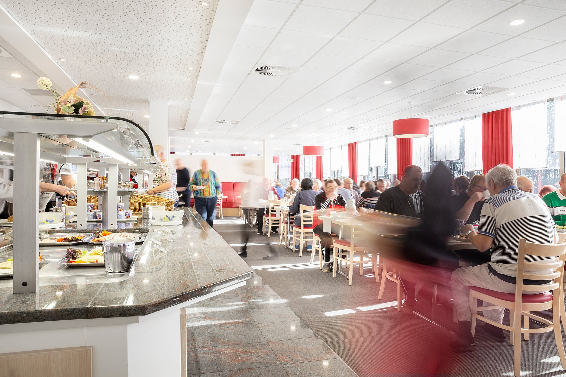 HGZ | Patientenrestaurant Dies sind das Büfett und die Räume des Patientenrestaurants.