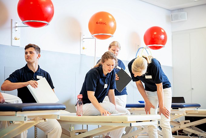 Dies sind Schülerinnen der Physiotherapieschule der Diana Gruppe am HGZ während des Unterrichts auf Patienten-Liegen.