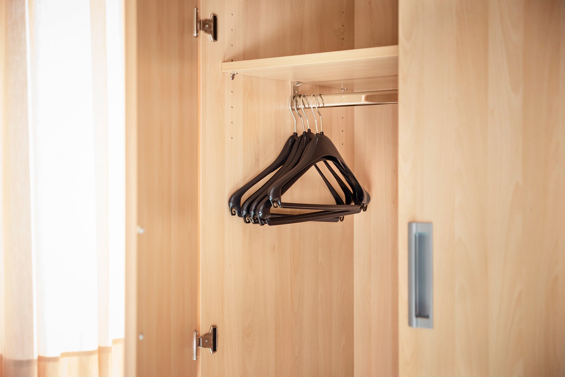 HGZ | Kleiderschrank im Patientenzimmer Dies zeigt einen Kleiderschrank im Patientenzimmer.