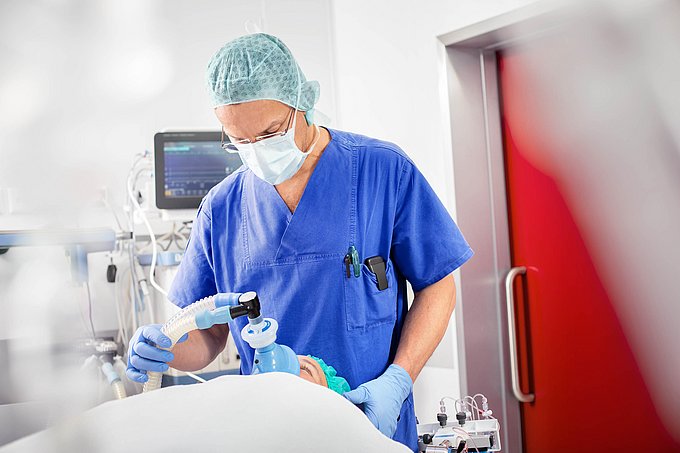 Dies ist ein Anästhesist, der eine Narkose bei einem Patienten vor einer Operation einleitet.