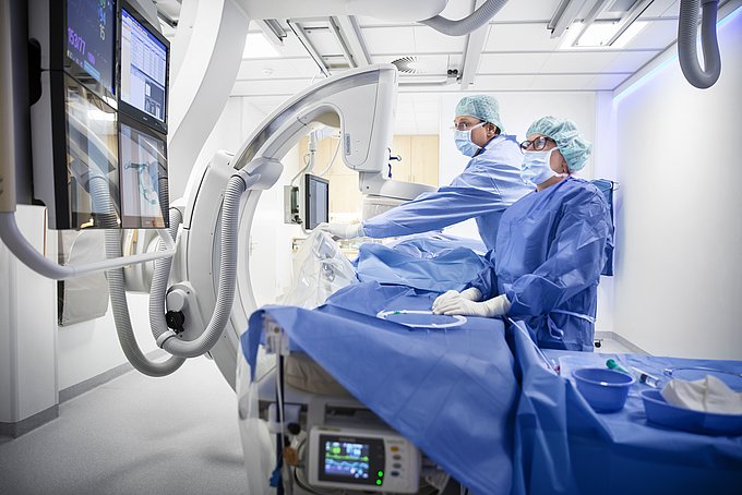 Dies zeigt Dr. Wulf Euringer, Chefarzt der Klinik für Radiologie, bei der Untersuchung von arteriellen Verschlüssen über die DSA-Anlage.