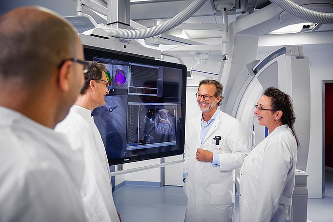 Dies ist eine Teambesprechung der Klinik für Kardiologie.