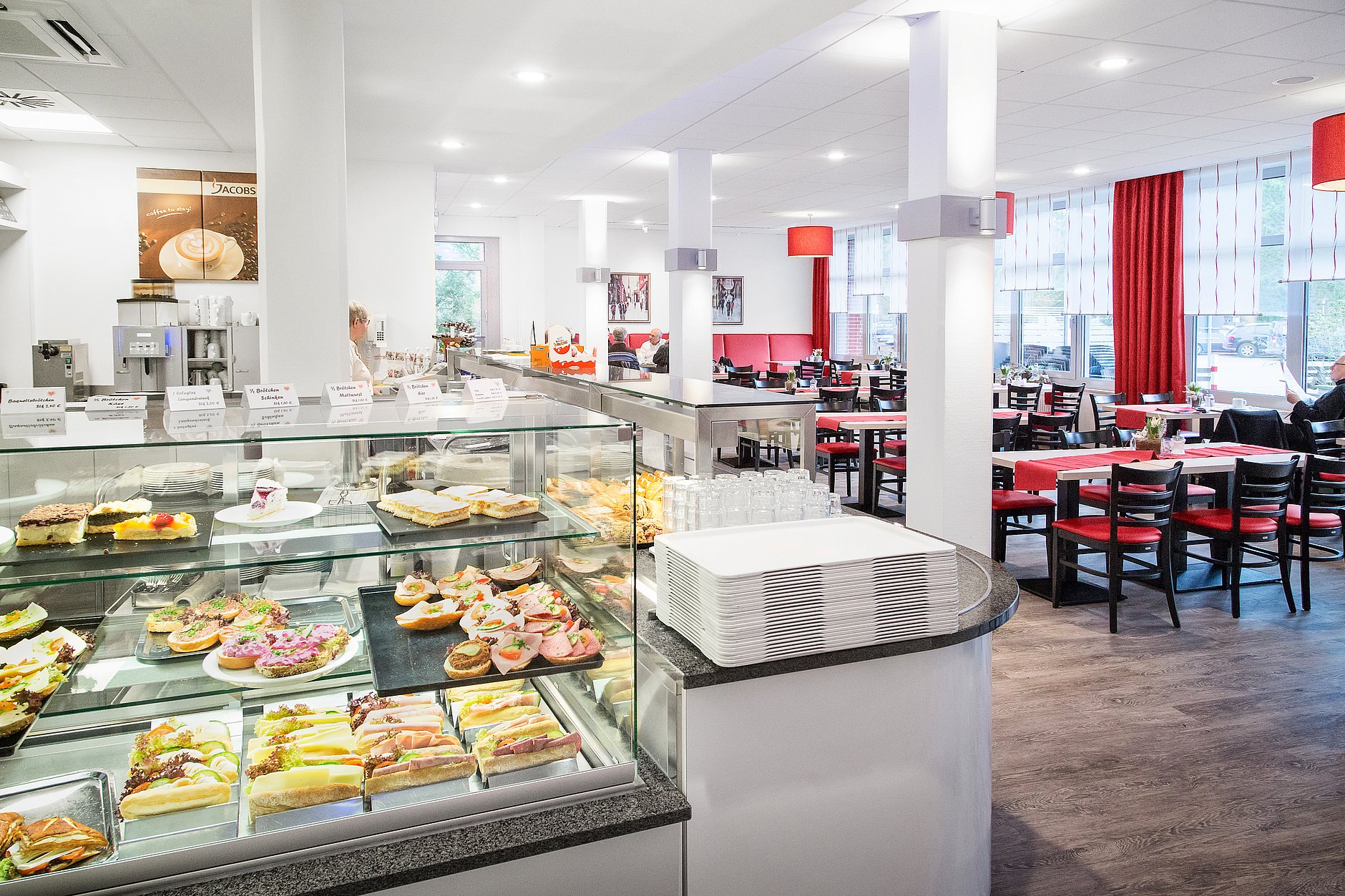 HGZ | Cafeteria Dies ist das Kuchenbüfett der Cafeteria im HGZ.