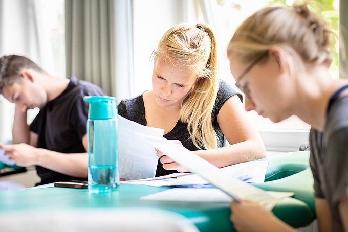Dies sind Schülerinnen und Schüler der Physiotherapieschule beim Lernen.