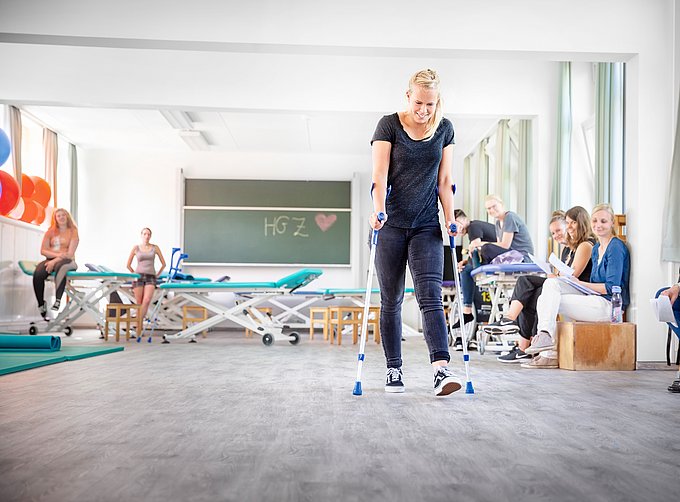 Dies zeigt eine Schülerin der Physiotherapieschule der Diana Gruppe am HGZ bei einer Übung mit Gehhilfen während des Unterrichts.