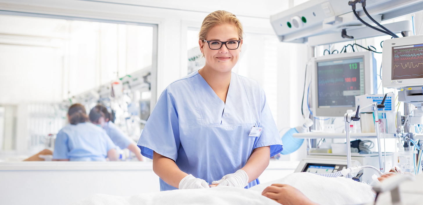 HGZ | Ausbildung und Karriere Dies ist ein Pflegerin bei einem liegenden Patienten.