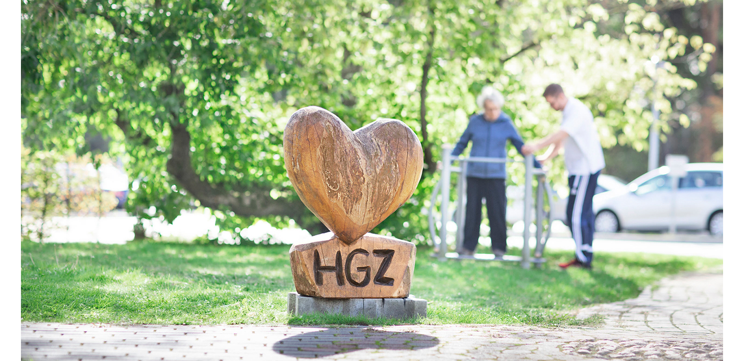 HGZ | Herzmagazin Dies ist ein aus Holz geschnitztes großes Herz im Herzgarten des HGZ.