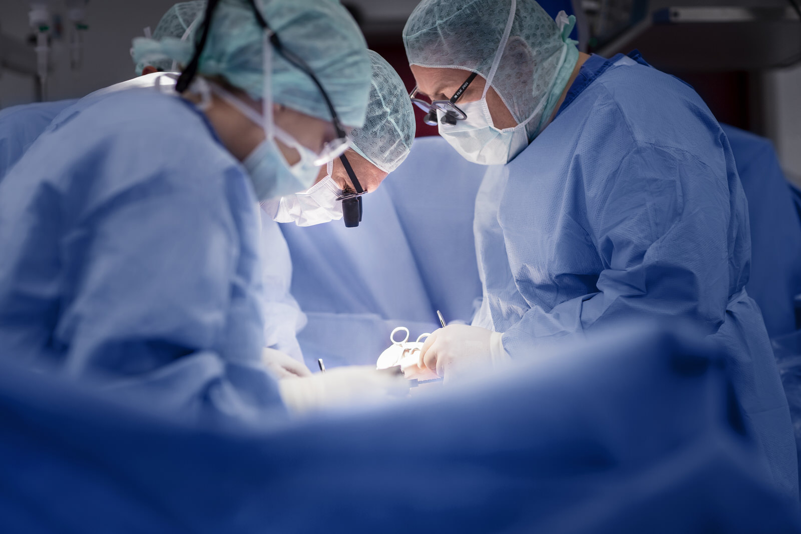 HGZ | Operation am Herzen Dies sind Herzchirurgen während einer offenen Operation am Herzen.